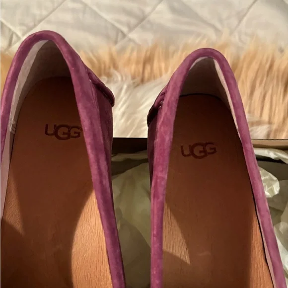 UGG LADIES SUEDE LOAFERS. - Picture 2 of 5